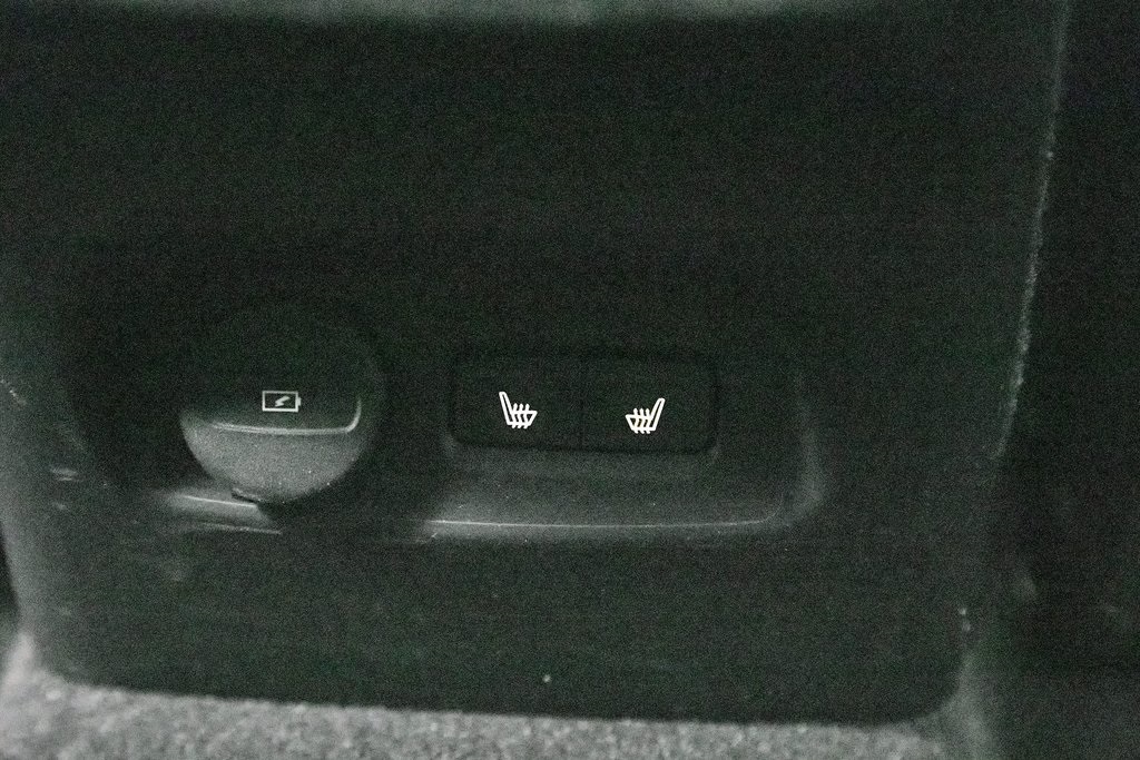 2023 VOLVO XC40 - Image 23