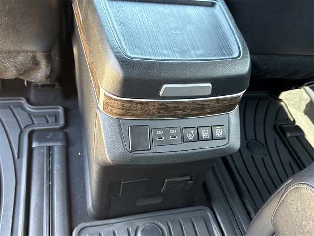 2025 Toyota Sienna Platinum photo 19