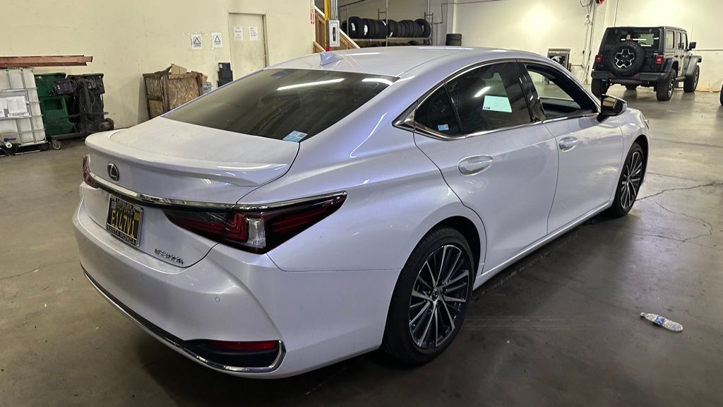 2023 Lexus ES 300h photo 4