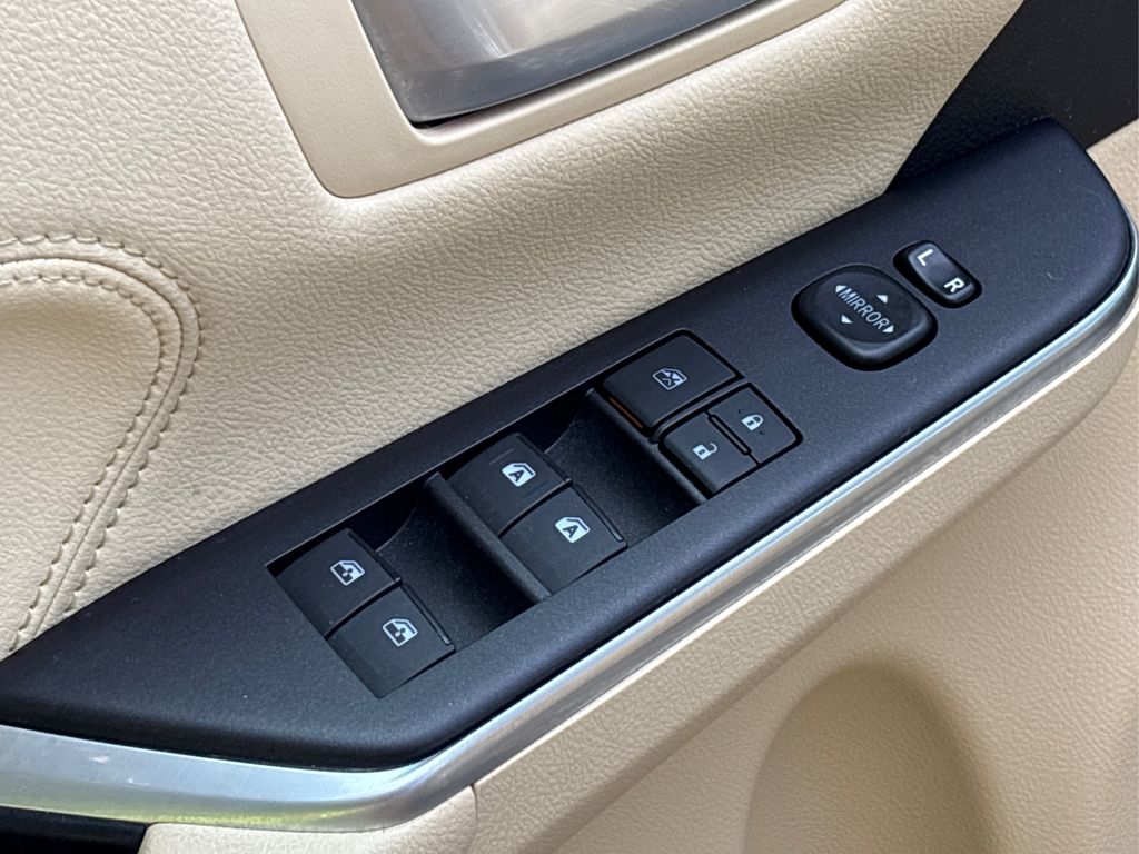 2016 Toyota Camry XLE photo 23