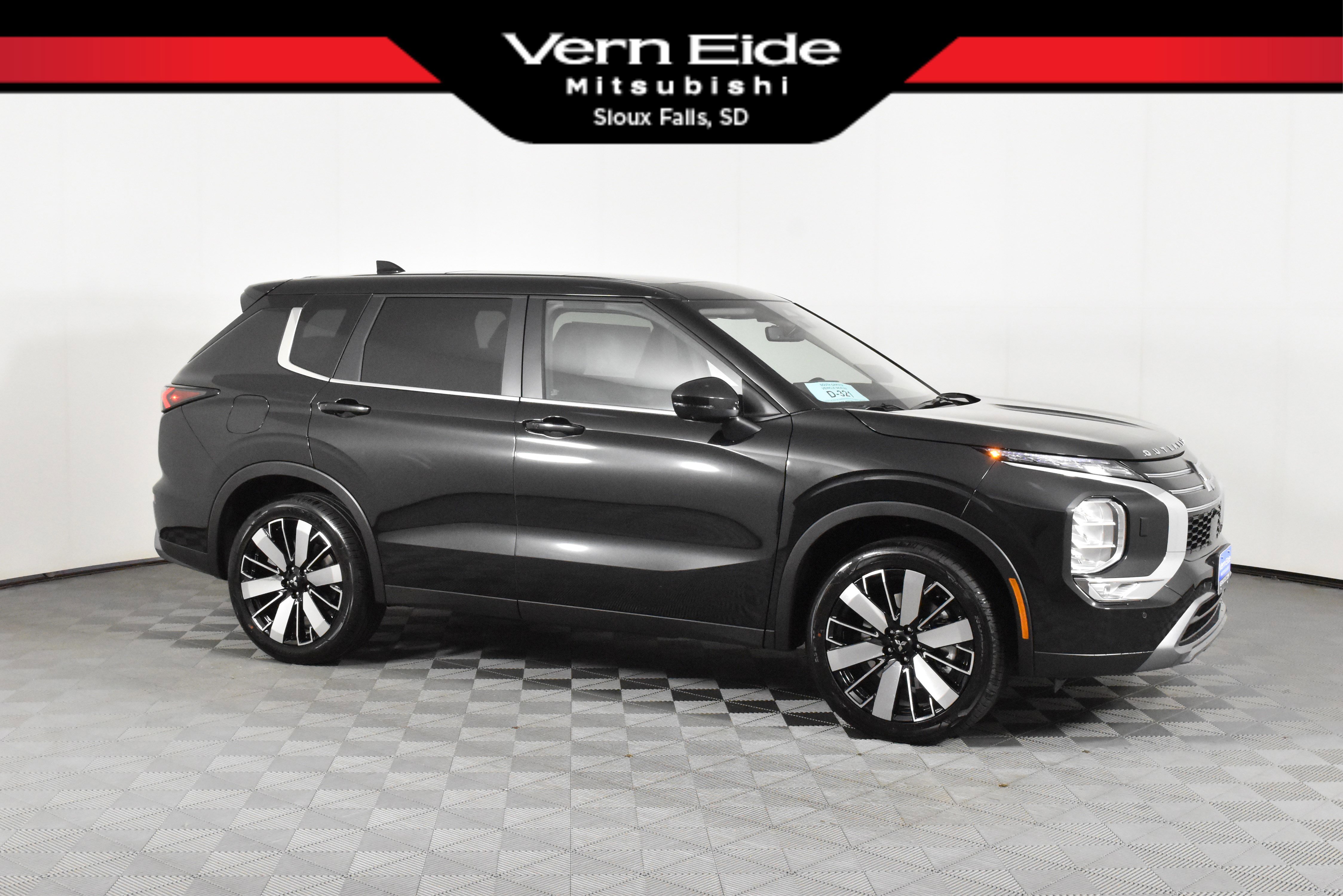 2025 Mitsubishi Outlander SE's photo