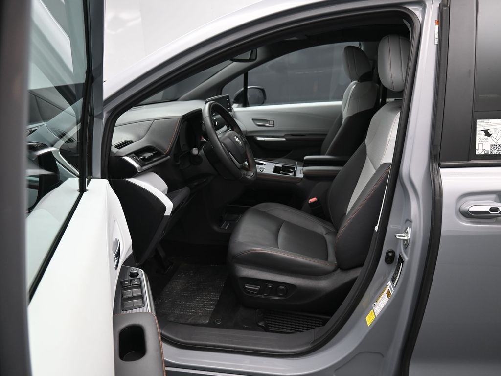 2024 Toyota Sienna XSE photo 8