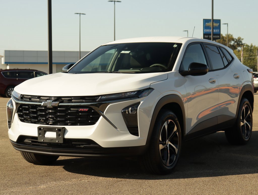 2025 Chevrolet Trax photo 2