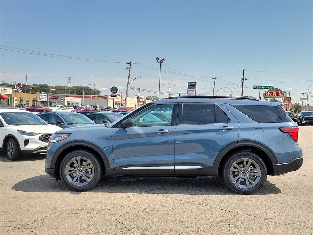 2025 Ford Explorer photo 2