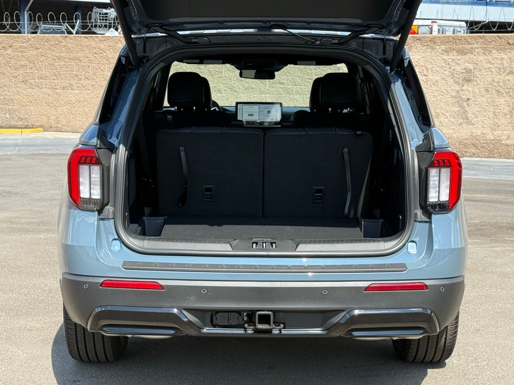 2025 Ford Explorer ST-Line photo 16