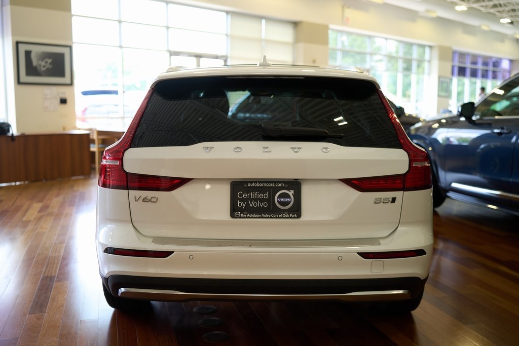 2025 VOLVO V60CC - Image 4