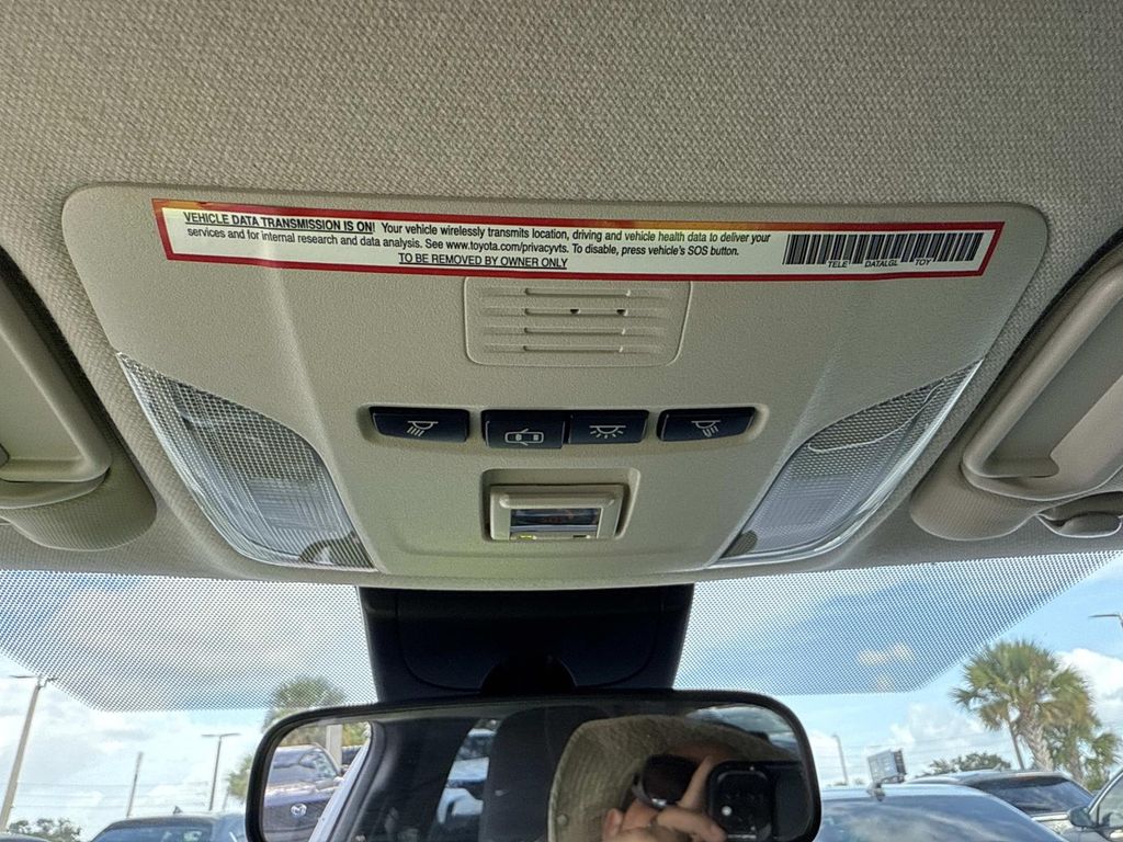 2022 Toyota Corolla LE photo 33