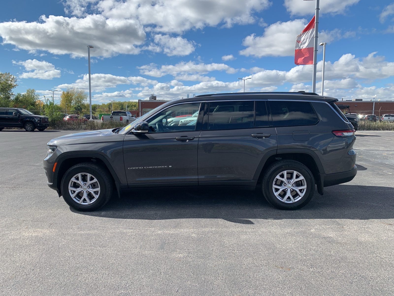 2022 Jeep Grand Cherokee Limited photo 2