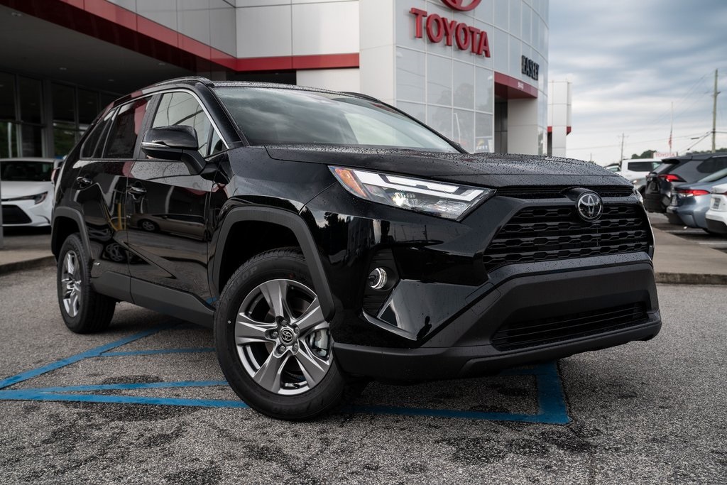 2025 Toyota RAV4 LE's photo