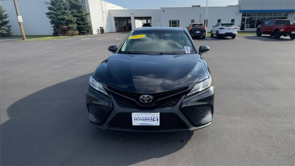 2018 Toyota Camry SE XLE photo 3