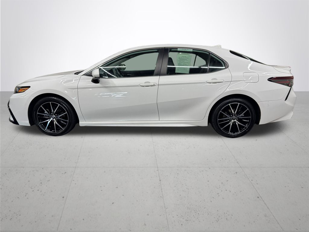 2021 Toyota Camry SE photo 2