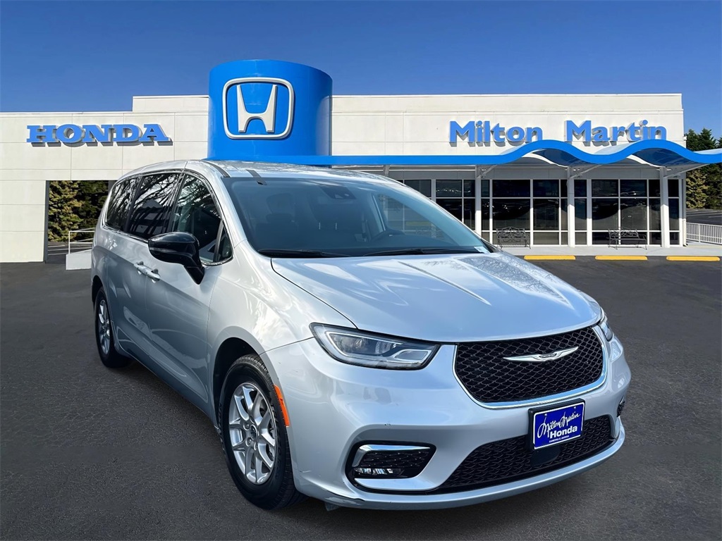 2024 Chrysler Pacifica Touring L's photo