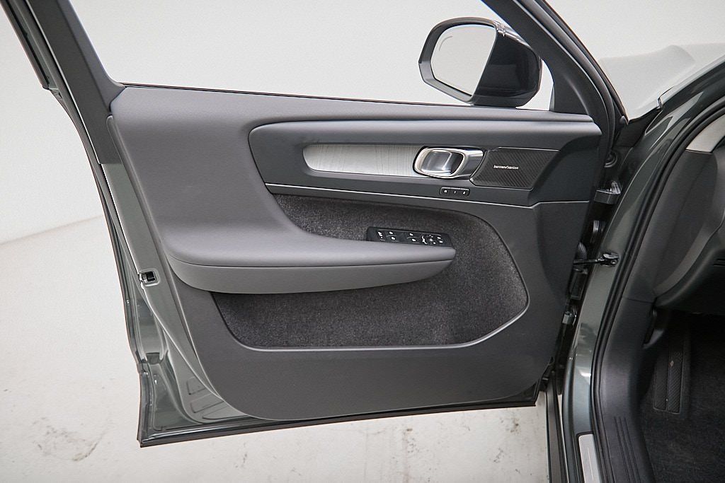 2026 VOLVO XC40 - Image 9