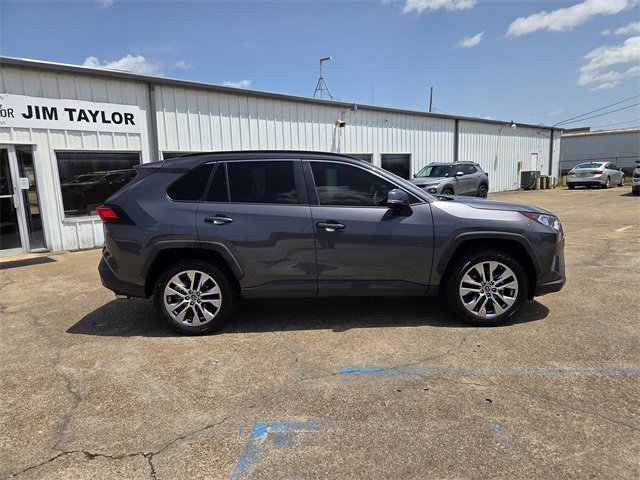 2020 Toyota RAV4 XLE Premium photo 3