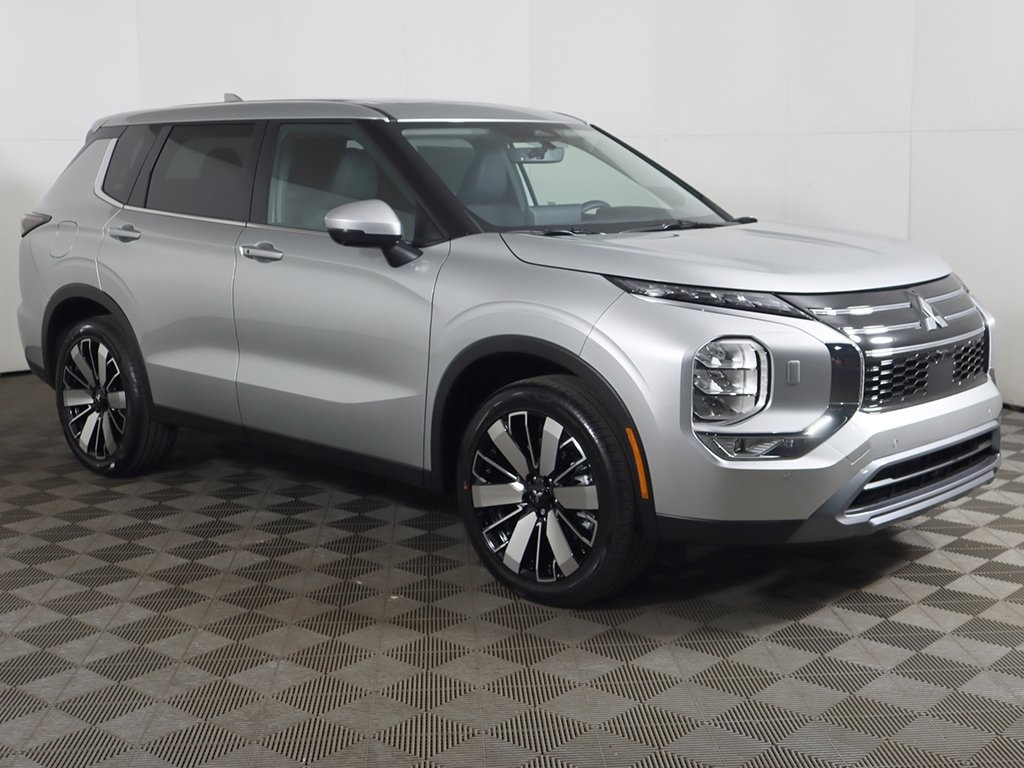 2025 Mitsubishi Outlander SE photo 2