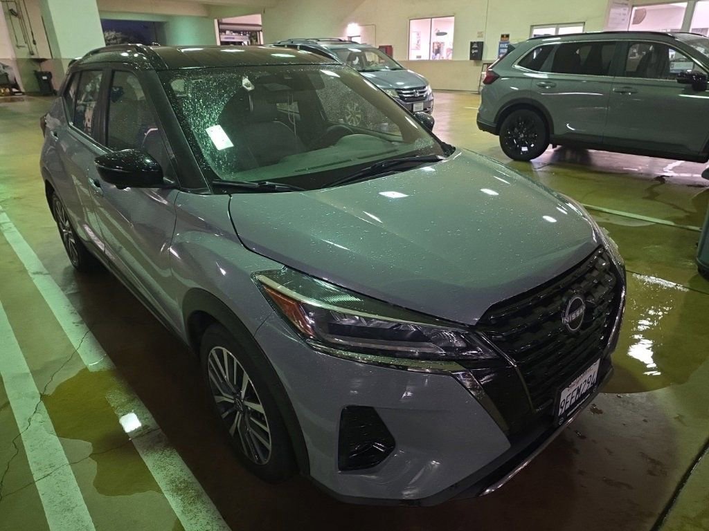 2023 Nissan Kicks SR photo 2
