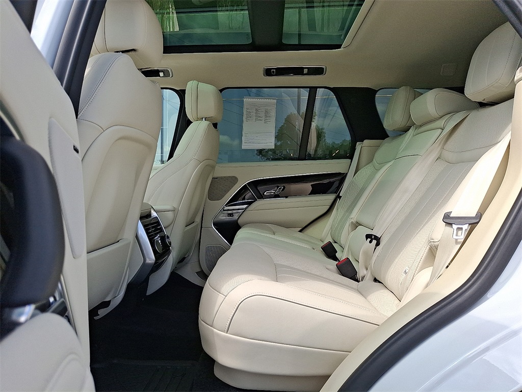 2025 Land Rover Range Rover SE photo 8