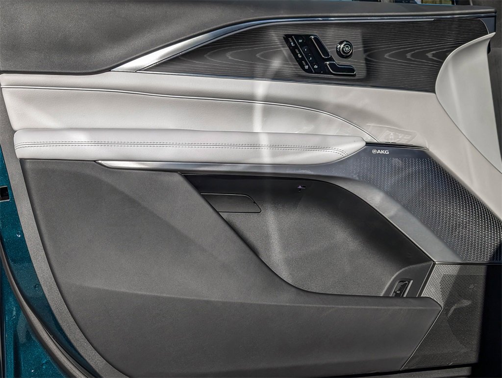 2026 Cadillac Lyriq Luxury photo 22