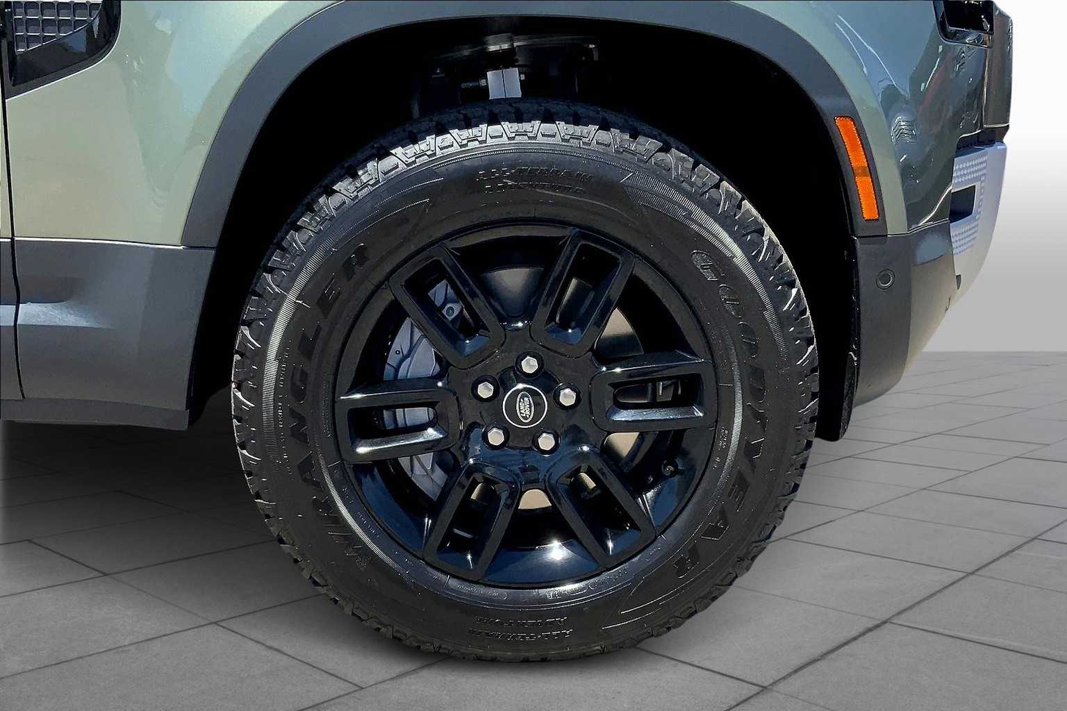 2025 Land Rover Defender 90 X-Dynamic SE photo 10