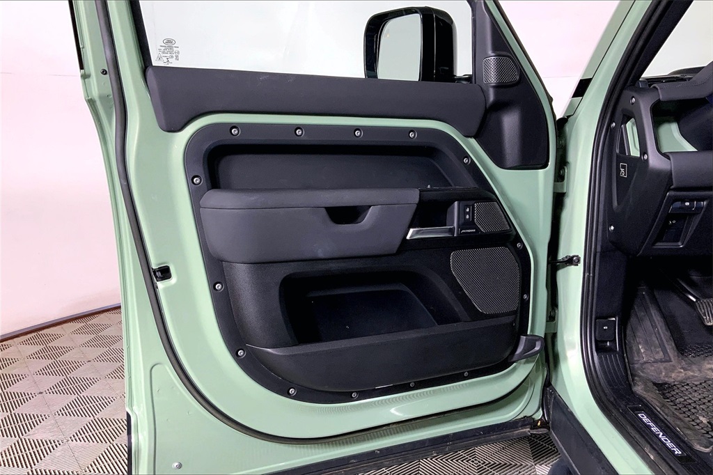 2023 Land Rover Defender 110 photo 21