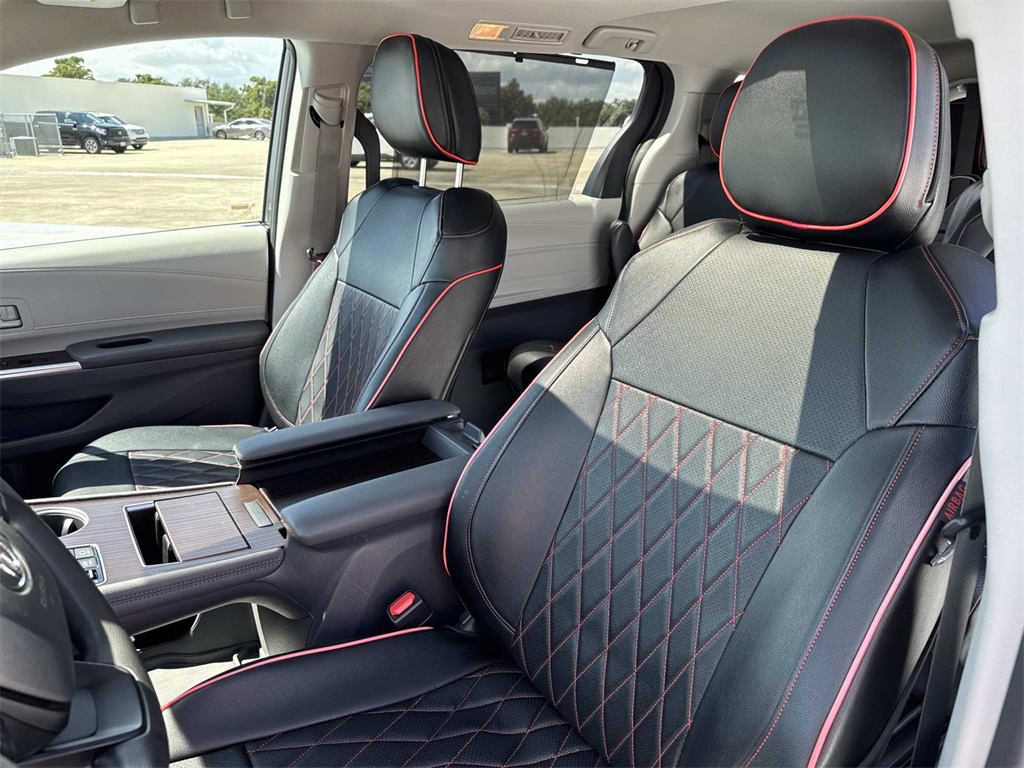 2024 Toyota Sienna LE photo 13