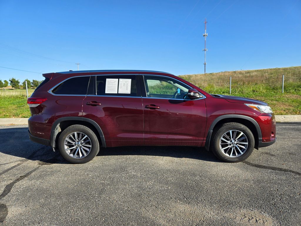 2017 Toyota Highlander SE XLE photo 2