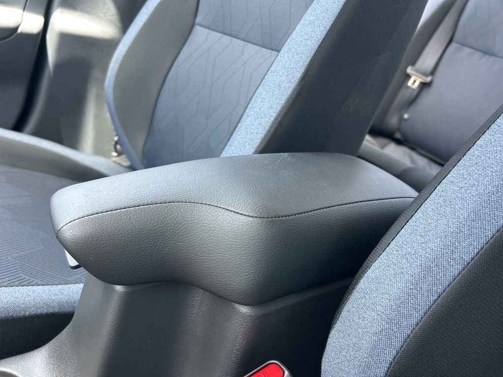 2025 Nissan Versa SV photo 27