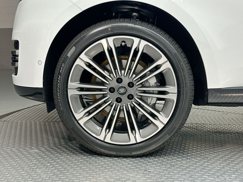 2025 Land Rover Range Rover SE photo 3