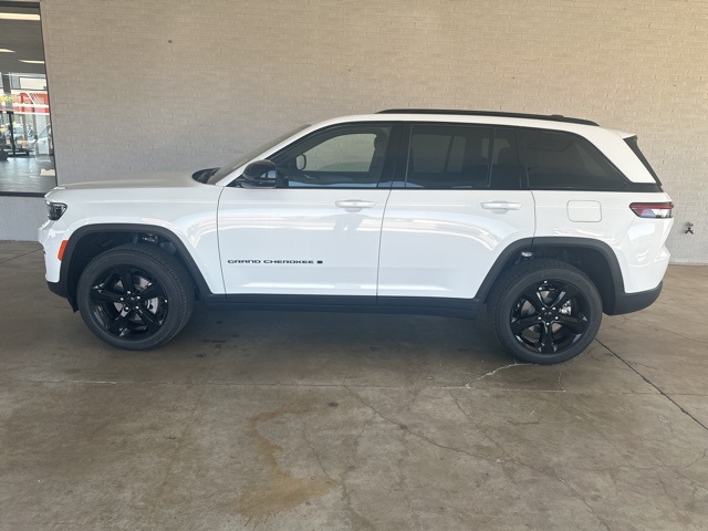 2025 Jeep Grand Cherokee Altitude photo 2