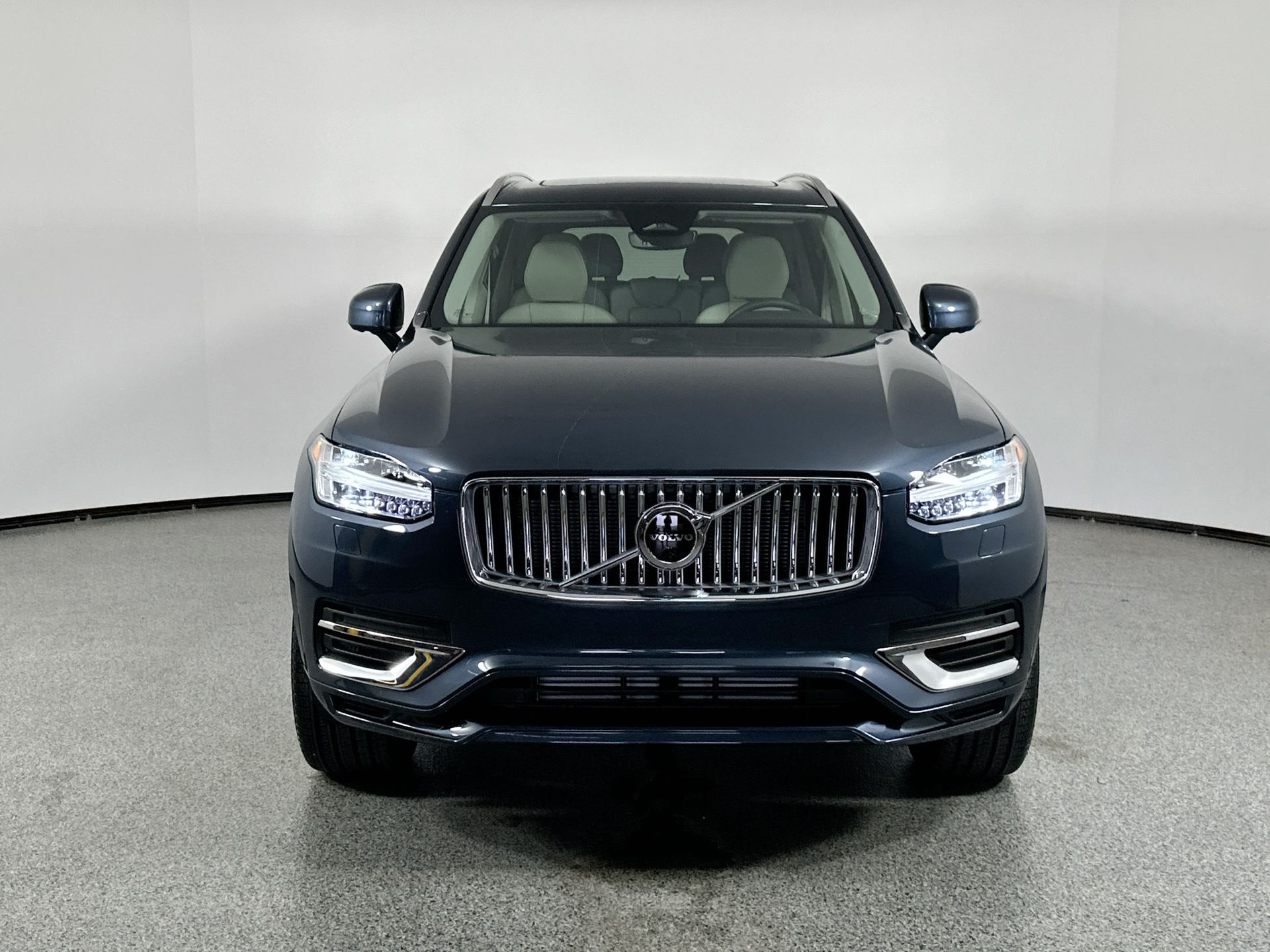 2025 Volvo XC90 T8 AWD Plus photo 2