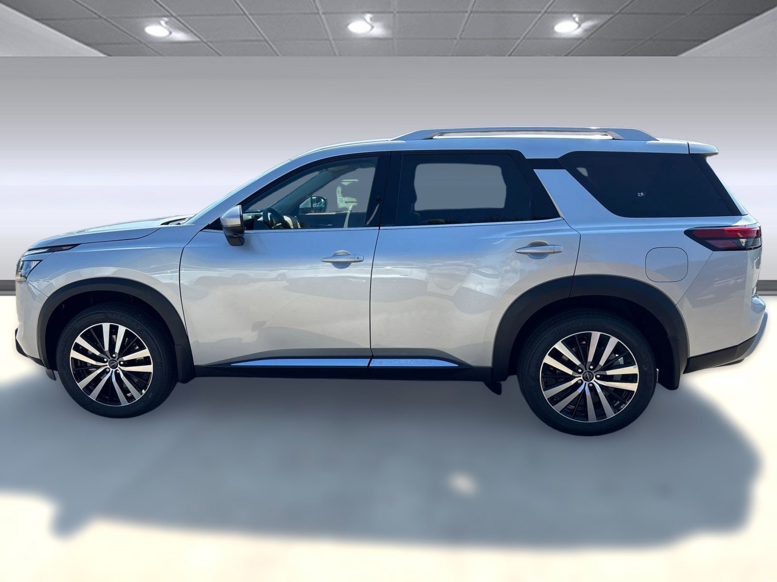 2025 Nissan Pathfinder Platinum photo 2