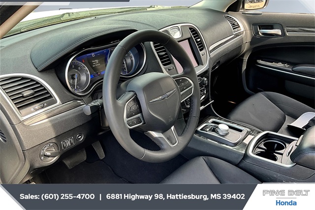 2022 Chrysler 300 Touring photo 11