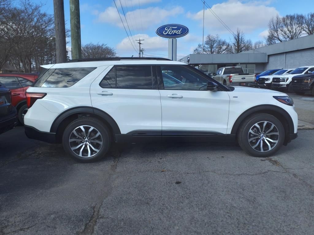 2025 Ford Explorer ST-Line photo 4