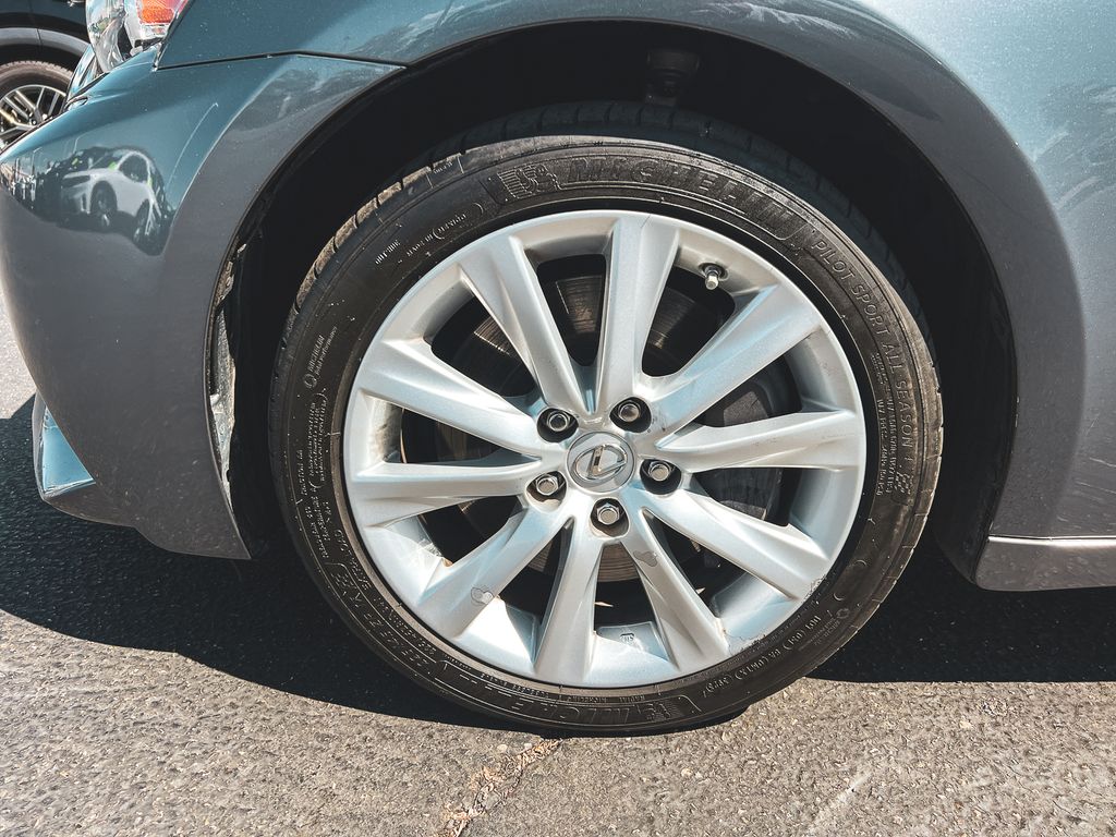 2016 Lexus IS 200t photo 11