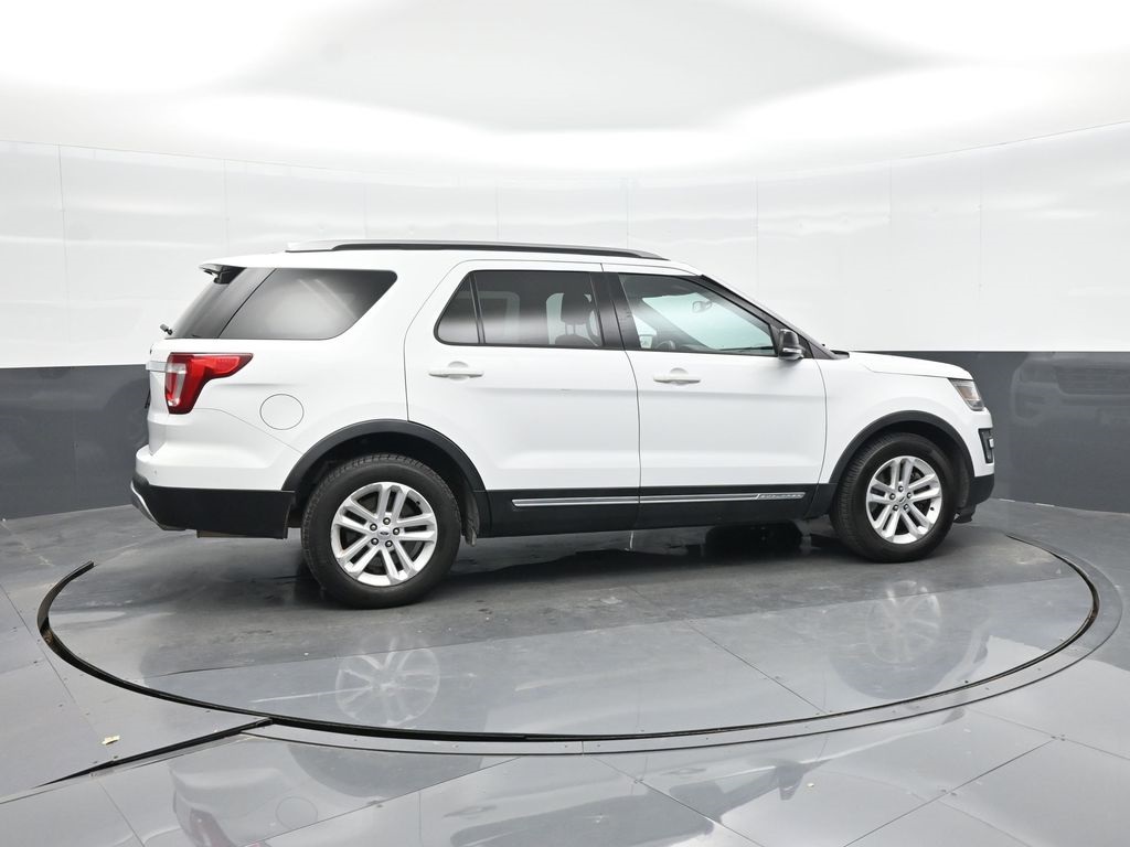 2017 Ford Explorer XLT photo 4