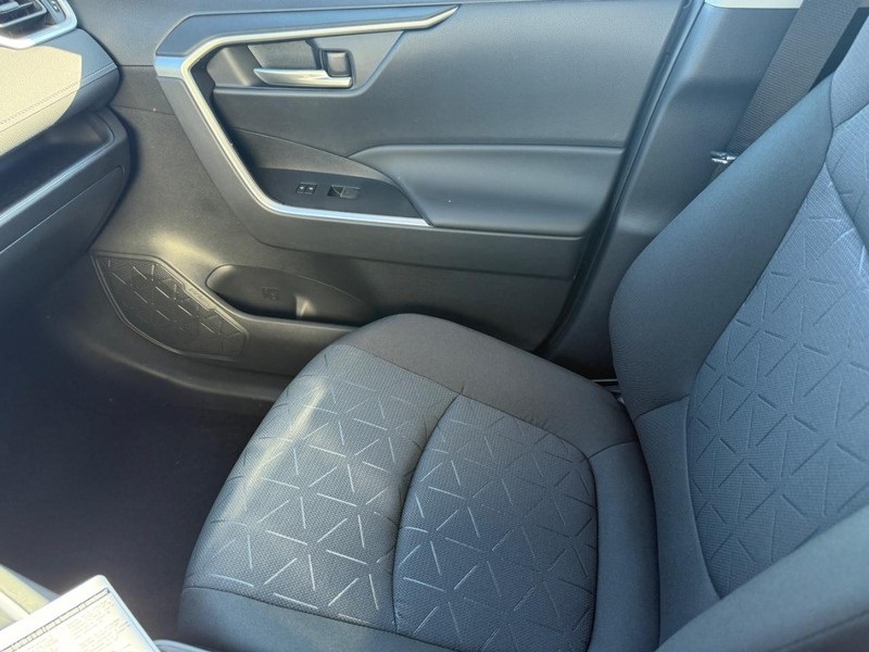 2025 Toyota RAV4 Hybrid XLE photo 21