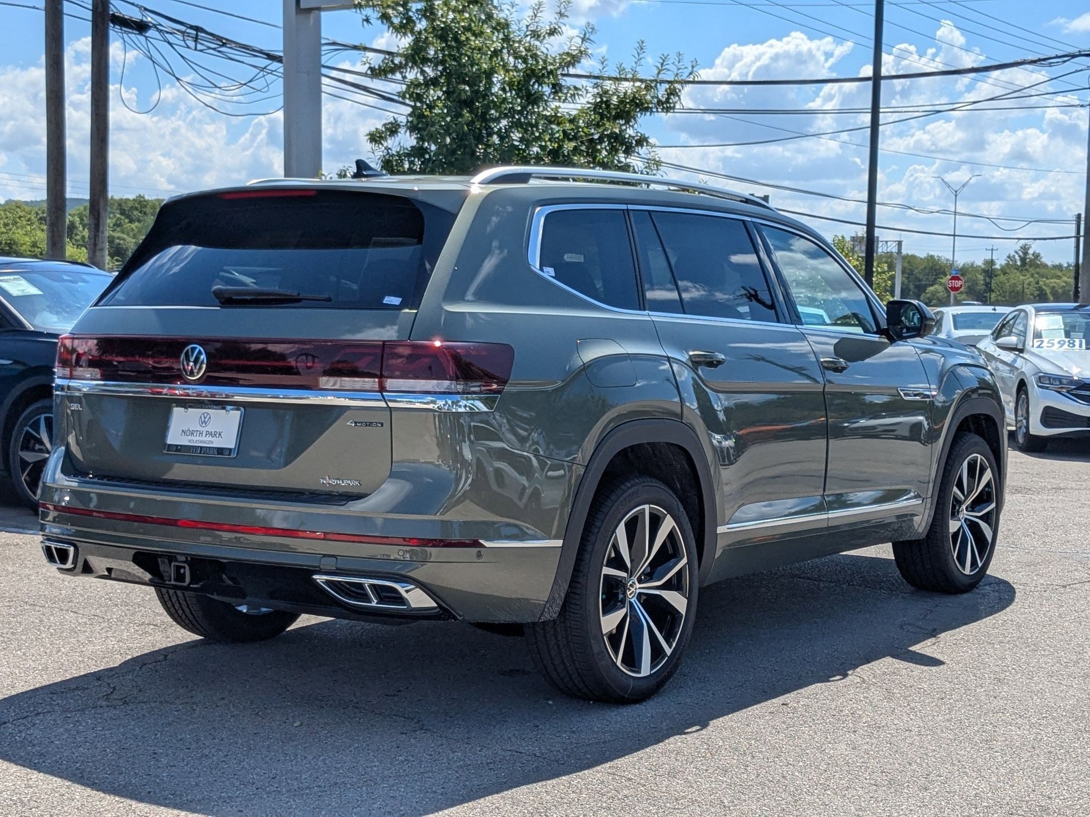 2026 Volkswagen Atlas SEL Premium R-Line photo 2