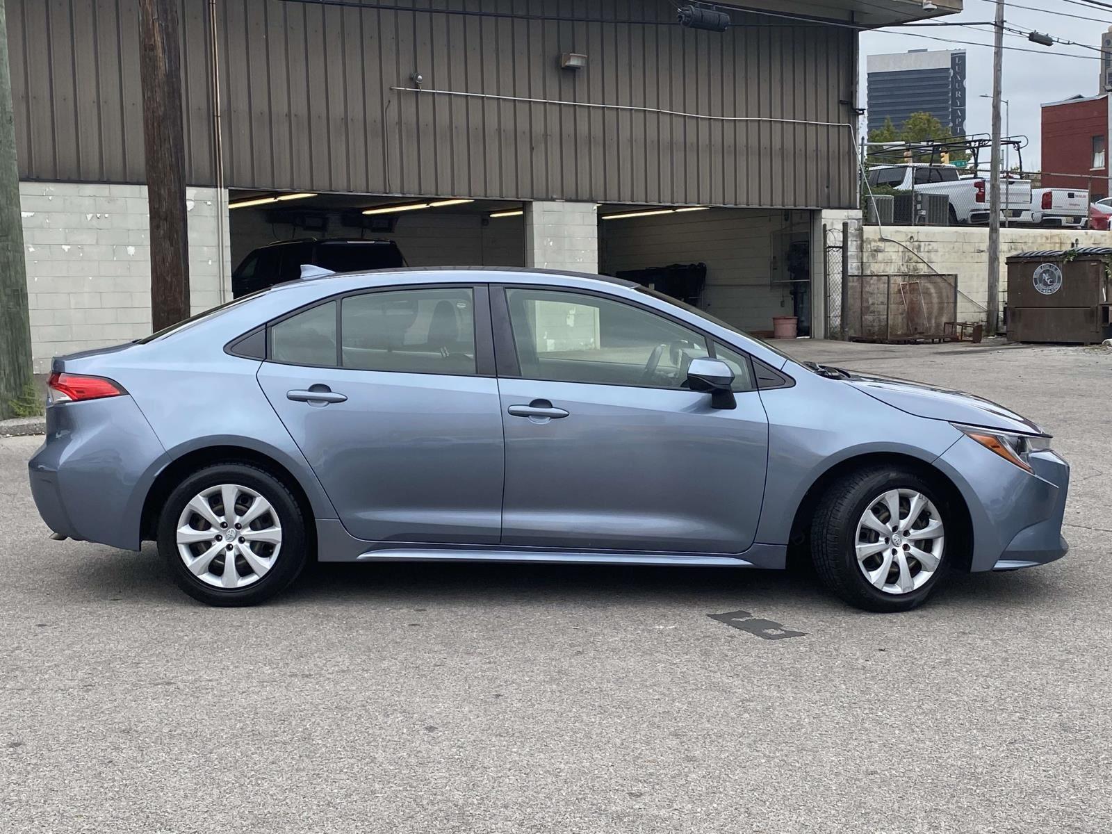 2022 Toyota Corolla LE photo 2