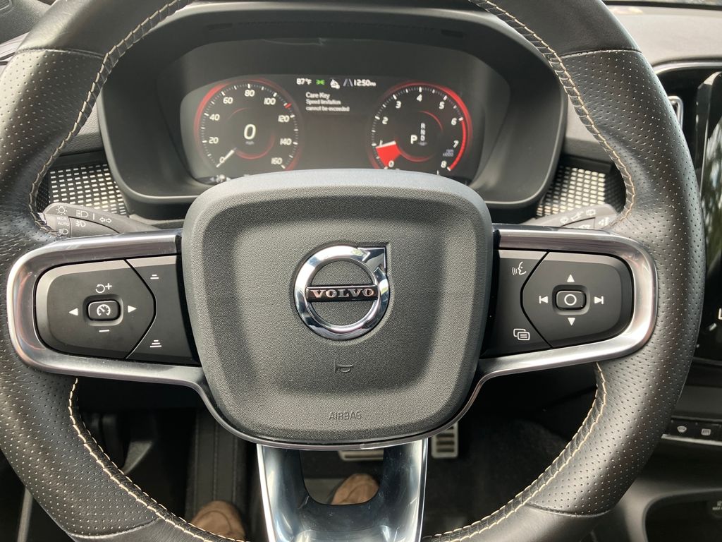 2021 Volvo XC40 R-Design photo 18