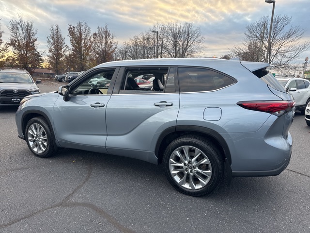 2023 Toyota Highlander Limited photo 2