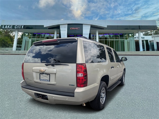 2014 Chevrolet Suburban 1500 LT photo 3