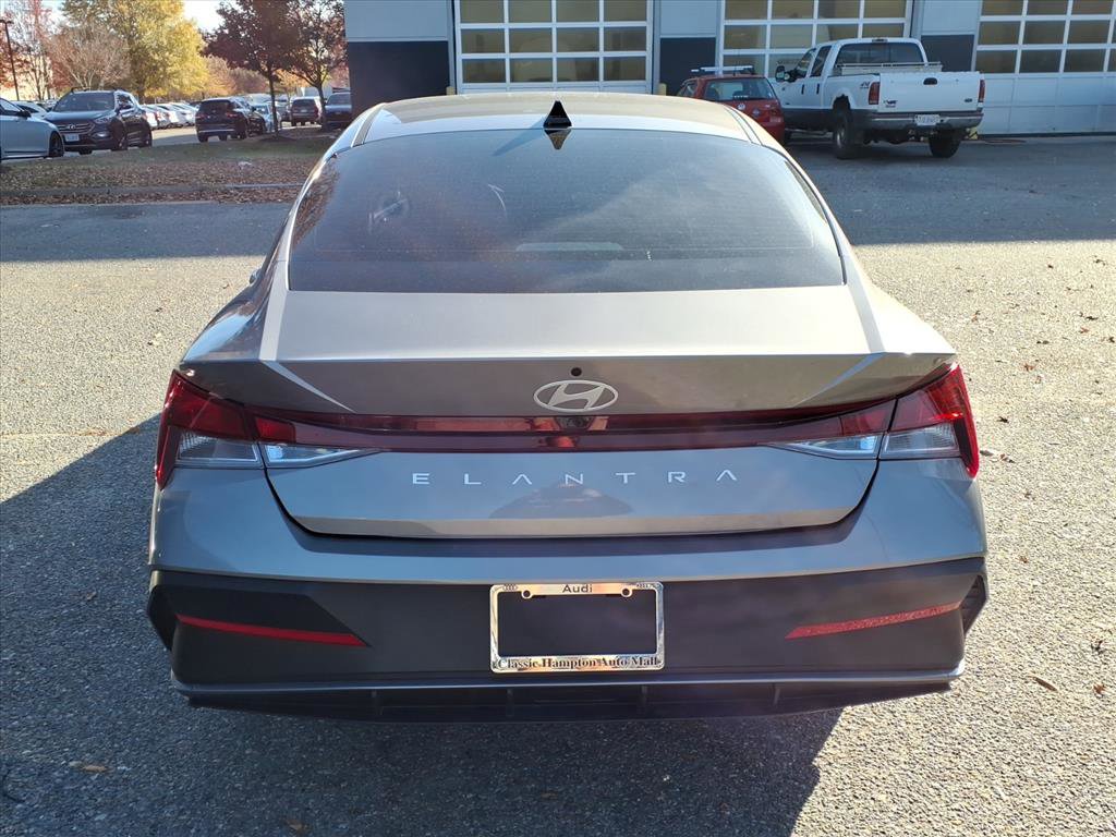 2024 Hyundai Elantra SEL photo 3