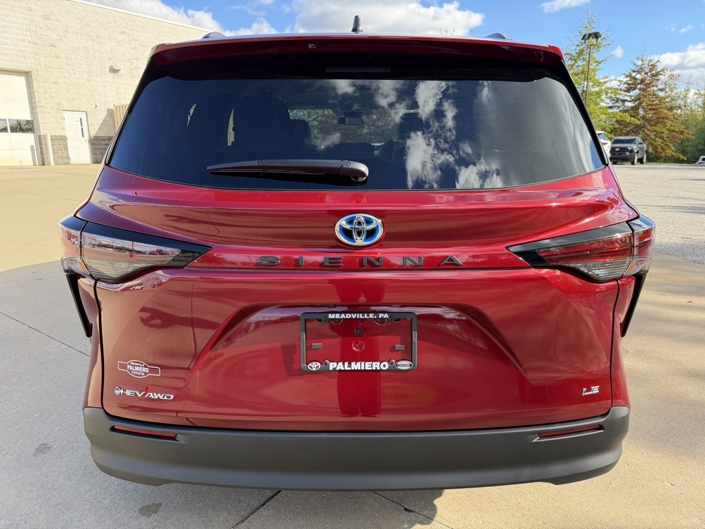 2025 Toyota Sienna LE photo 4