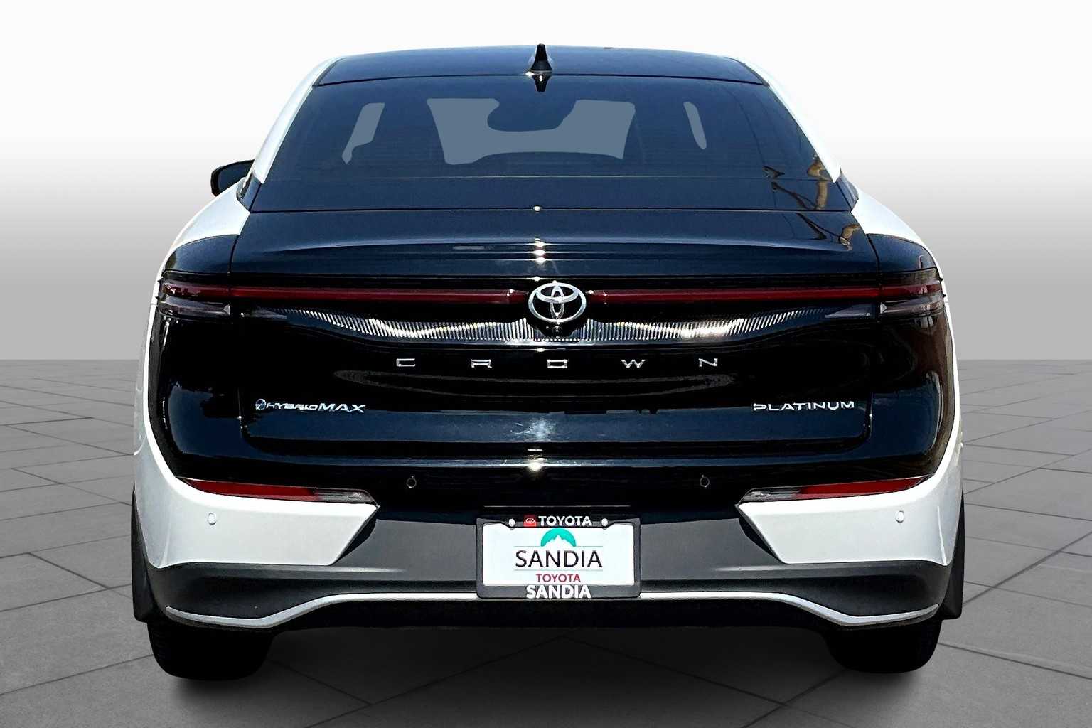 2025 Toyota Crown Platinum photo 4