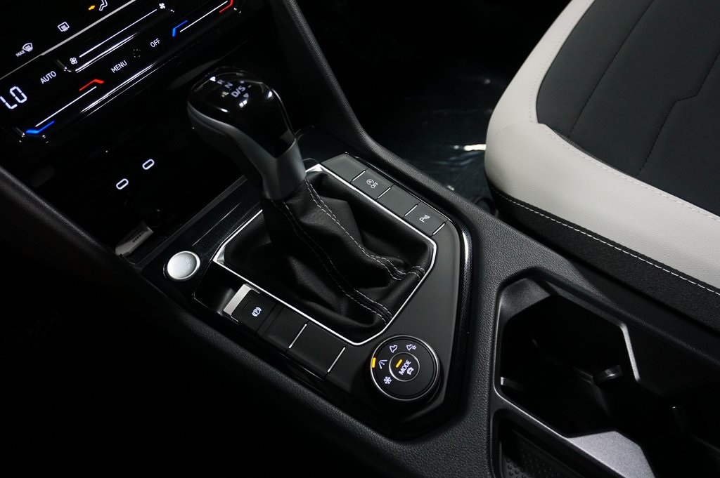 2025 Volkswagen Taos SE photo 14