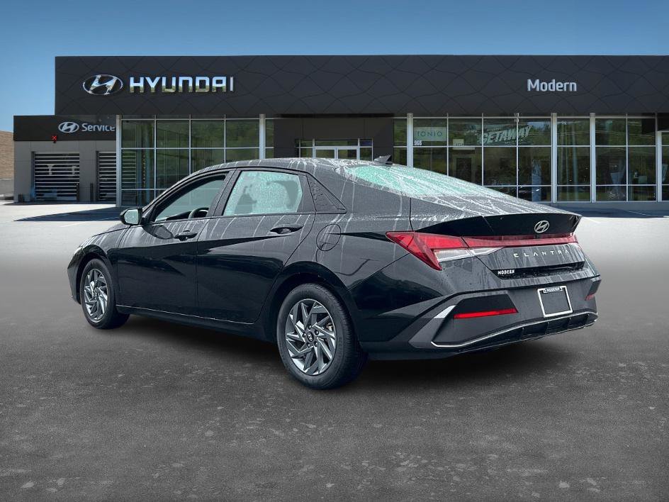2024 Hyundai Elantra SEL photo 2