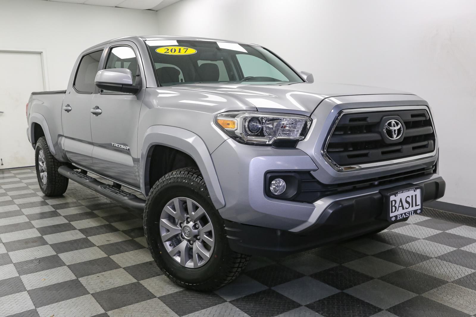 2017 Toyota Tacoma SR5 V6 photo 2