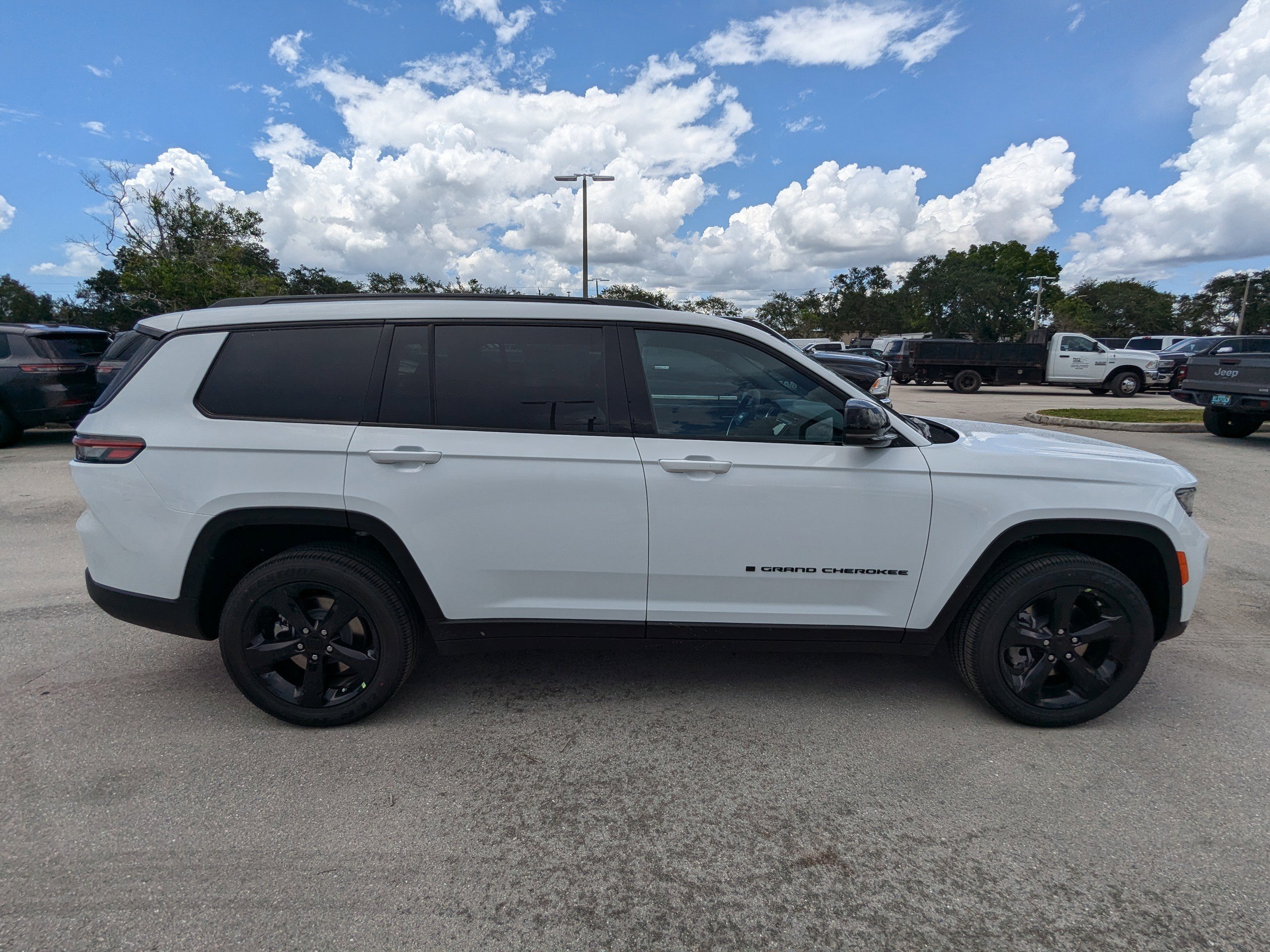 2025 Jeep Grand Cherokee Altitude photo 4