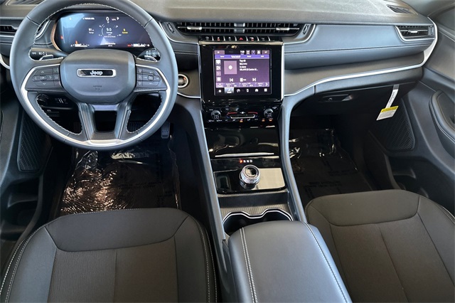 2025 Jeep Grand Cherokee Laredo photo 3