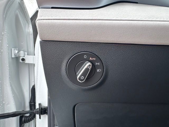 2025 Volkswagen Taos SE photo 12